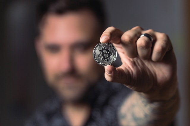 Bitcoin-mønt på et dansk skrivebord