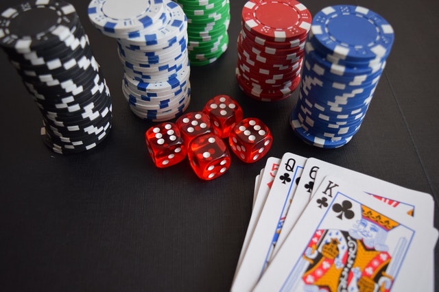 Spillejetoner og terninger på et casinobord